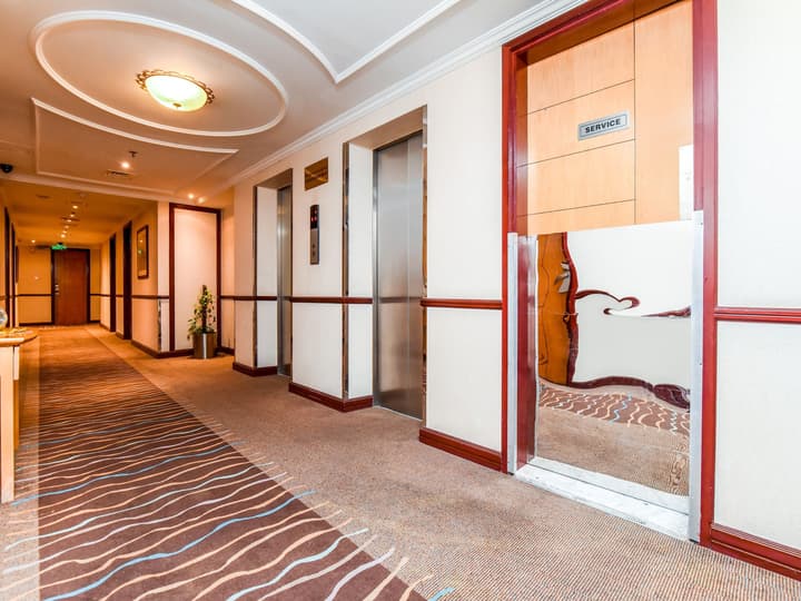Landmark Summit Hotel