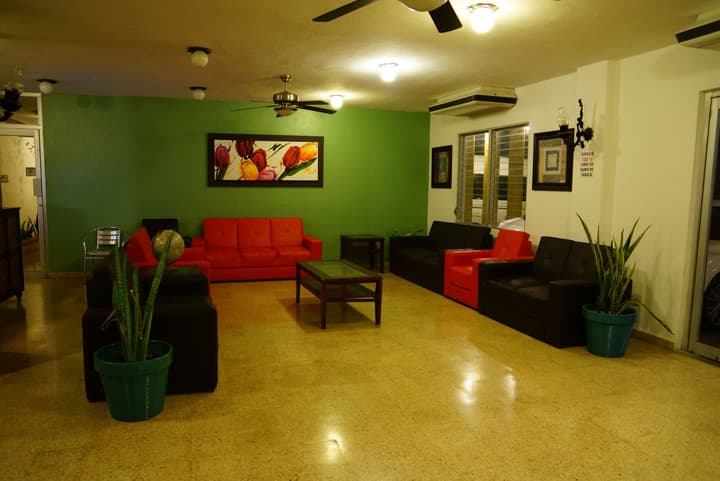 Las Dalias Inn