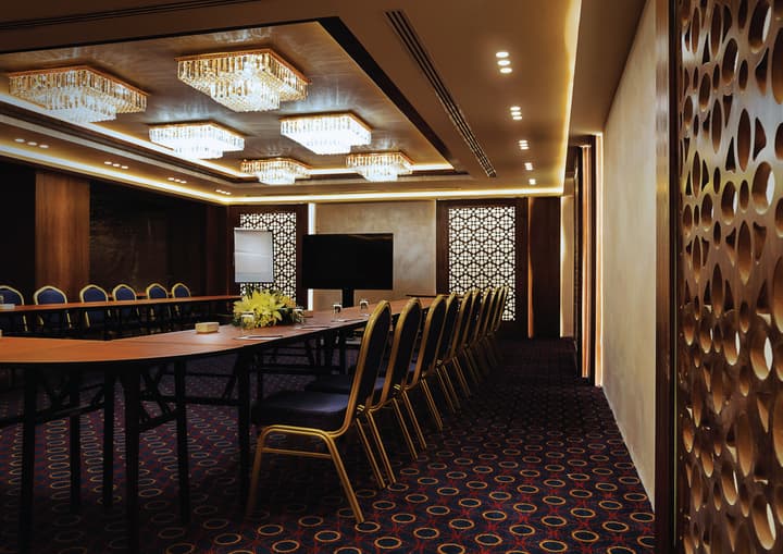 Seven Roses Hotel