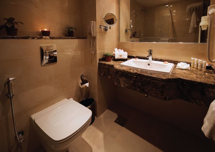 Seven Roses Hotel