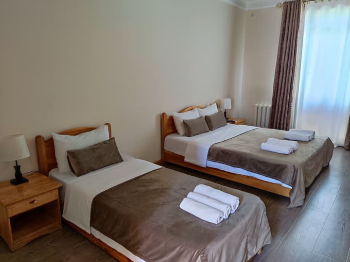 Ziyobaxsh Hotel