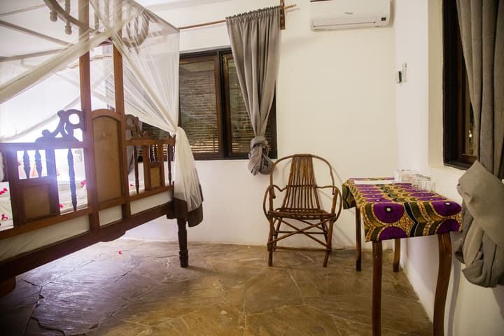 Moonshine Uroa Boutique Hotel