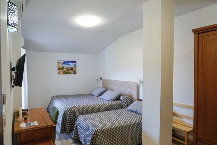 Hostal y Apartamento Rural Los Naranjos