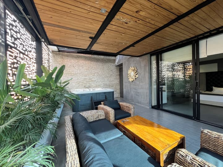 47 Luxury Downtown and Rooftop Hotel