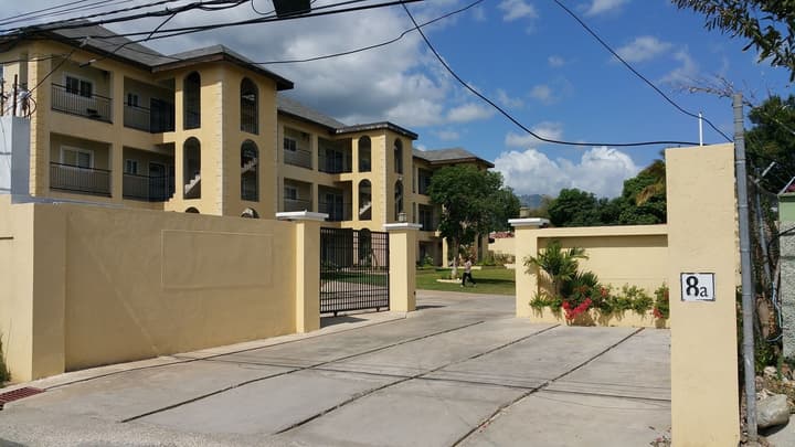 New Kingston Guest Apartment at Donhead