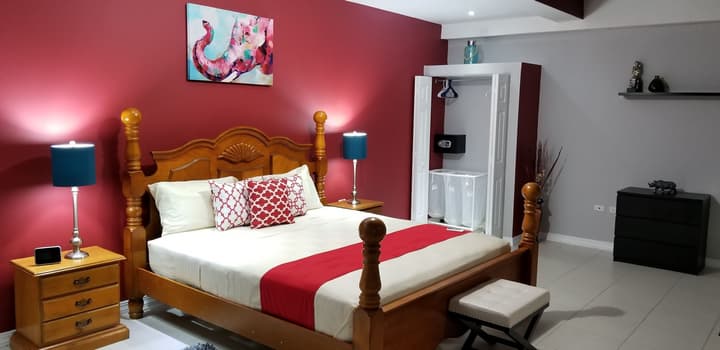 New Kingston Guest Apartment at Donhead