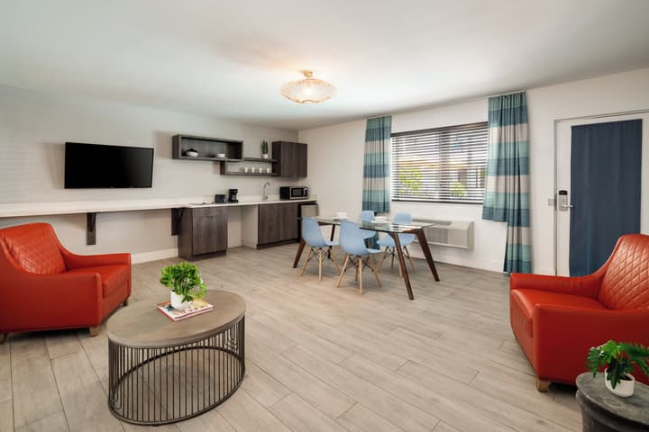 Waterside Hotel and Suites