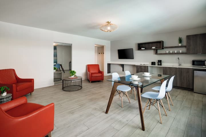 Waterside Hotel and Suites