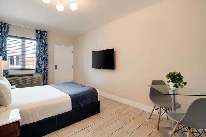 Waterside Hotel and Suites