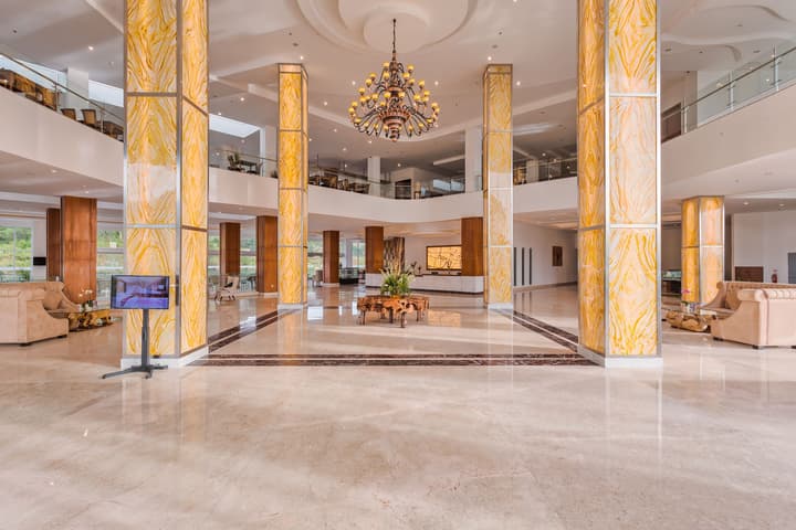 Le Eminence Hotel Convention & Resort Ciloto - Puncak
