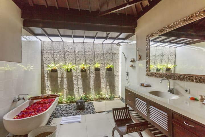 Solo Villas and Retreat
