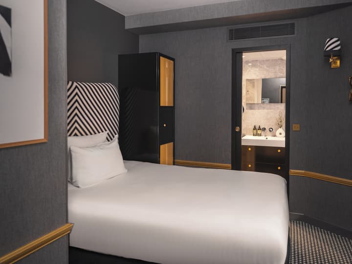 Snob Hotel