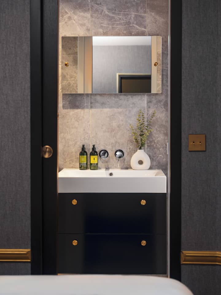 Snob Hotel