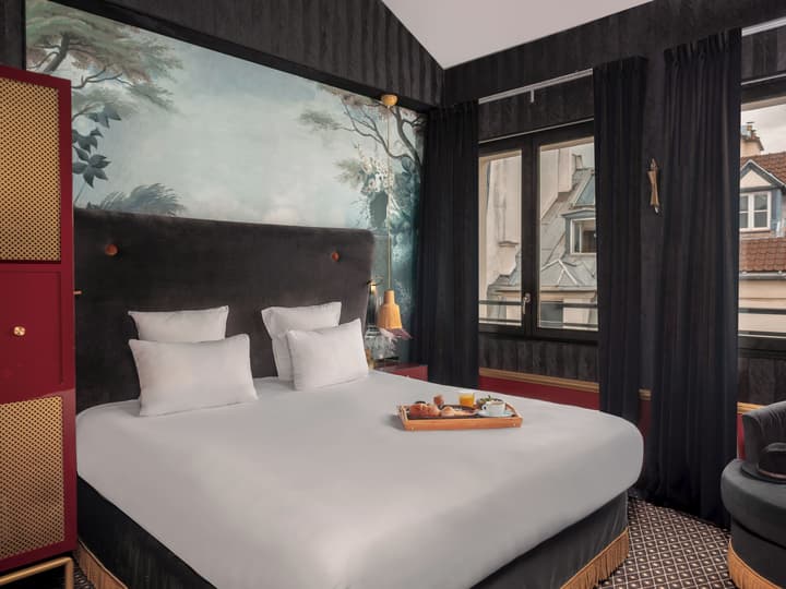 Snob Hotel