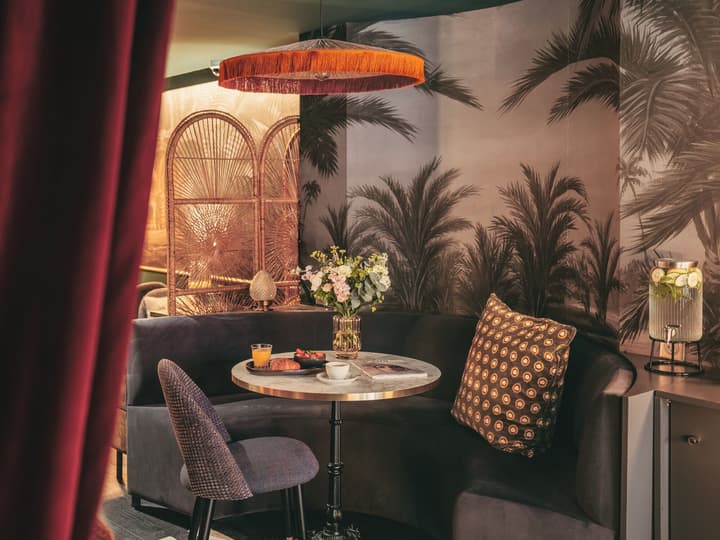 Snob Hotel
