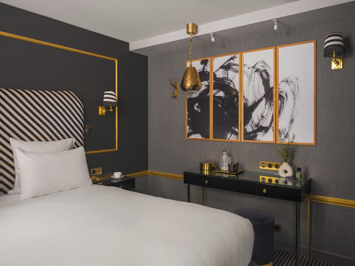 Snob Hotel