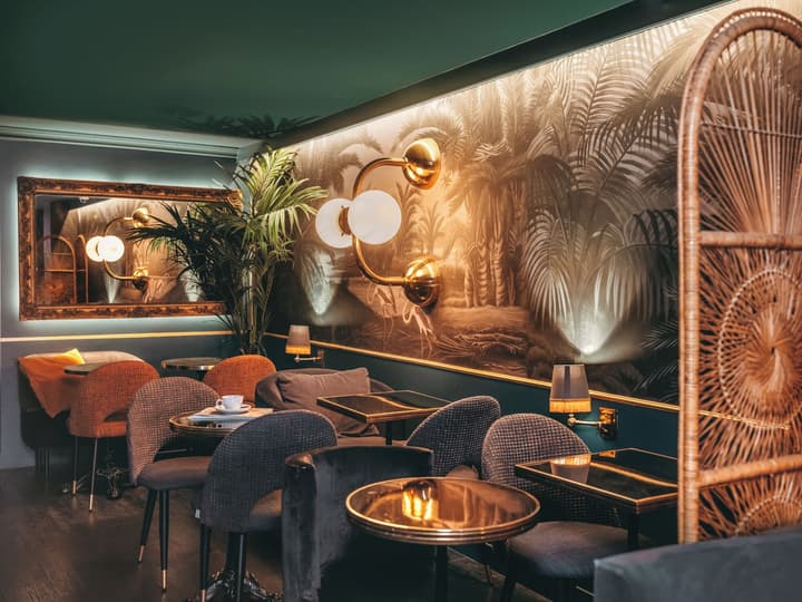 Snob Hotel