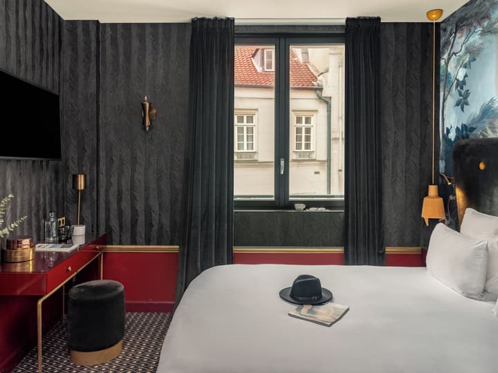 Snob Hotel