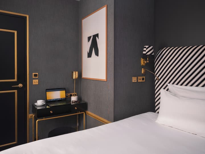 Snob Hotel