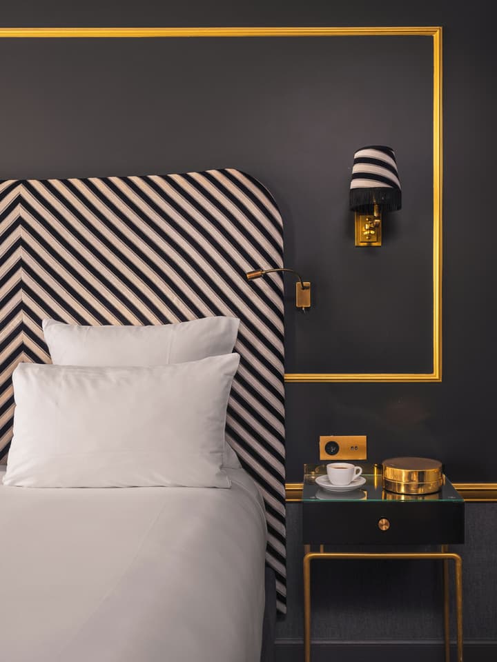 Snob Hotel