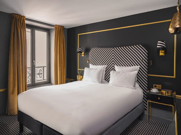 Snob Hotel