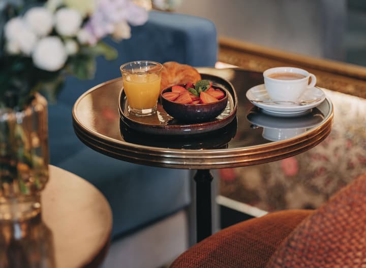 Snob Hotel