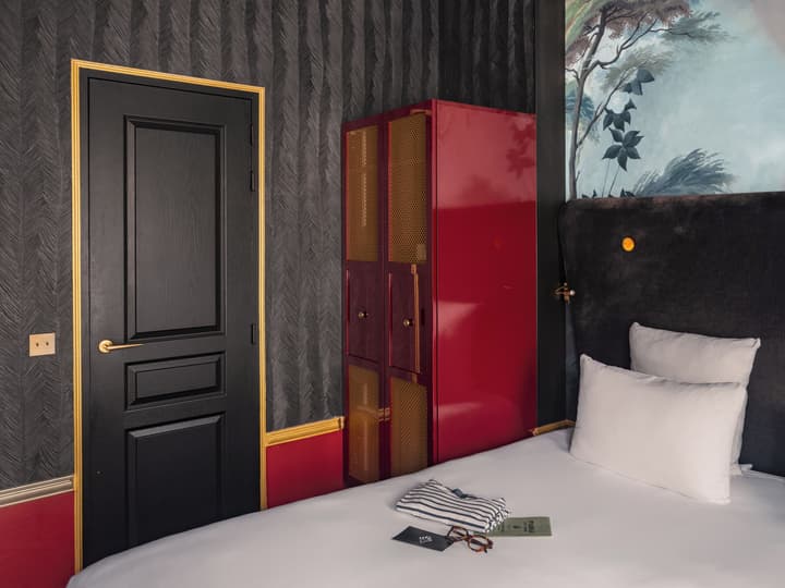 Snob Hotel