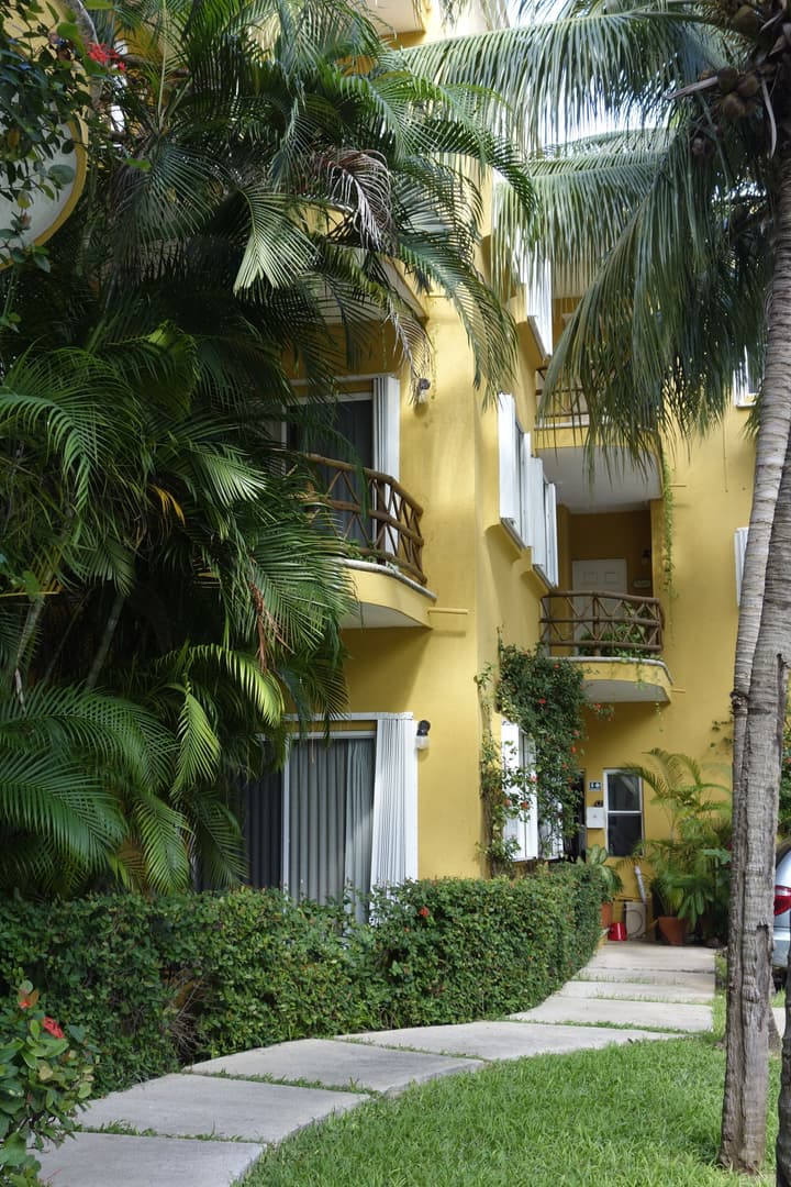 Las Palmas Condominios