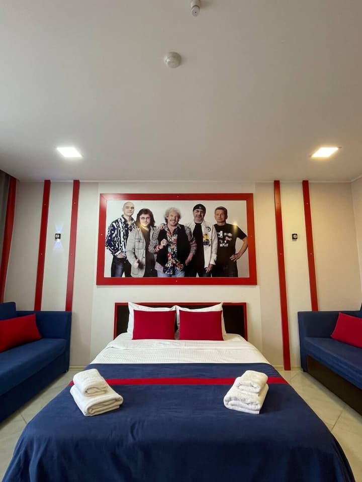 Rock Hotel First Line