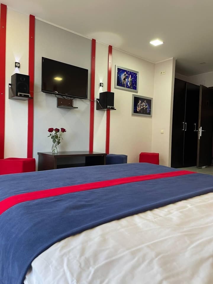 Rock Hotel First Line