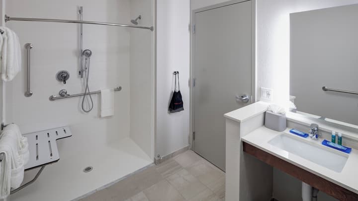 Holiday Inn Express & Suites Orlando at SeaWorld by IHG