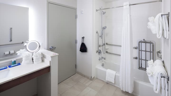Holiday Inn Express & Suites Orlando at SeaWorld by IHG