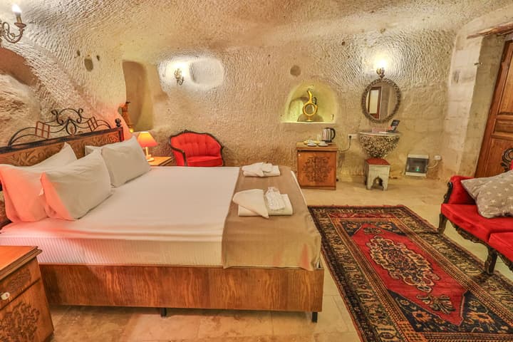 Bedrock Cave Hotel - Adults Only