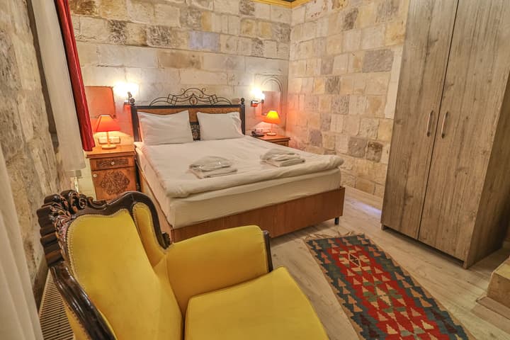 Bedrock Cave Hotel - Adults Only