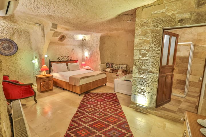 Bedrock Cave Hotel - Adults Only