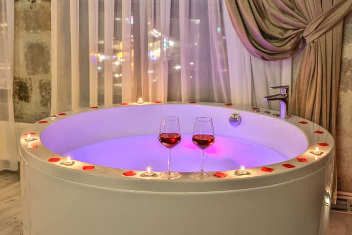Bedrock Cave Hotel - Adults Only