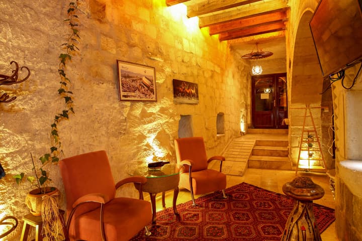 Bedrock Cave Hotel - Adults Only