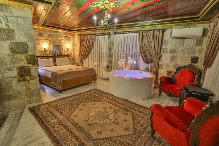 Bedrock Cave Hotel - Adults Only