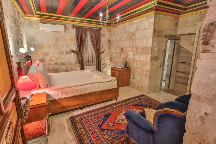 Bedrock Cave Hotel - Adults Only