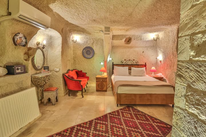 Bedrock Cave Hotel - Adults Only