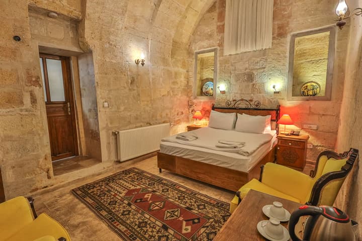 Bedrock Cave Hotel - Adults Only