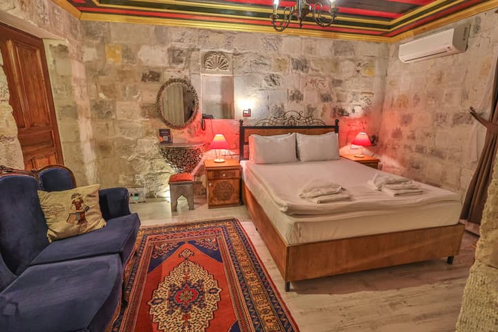 Bedrock Cave Hotel - Adults Only