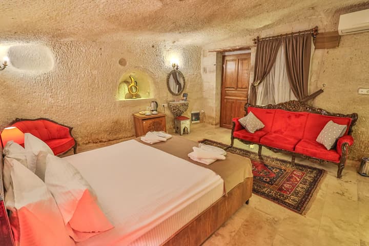 Bedrock Cave Hotel - Adults Only
