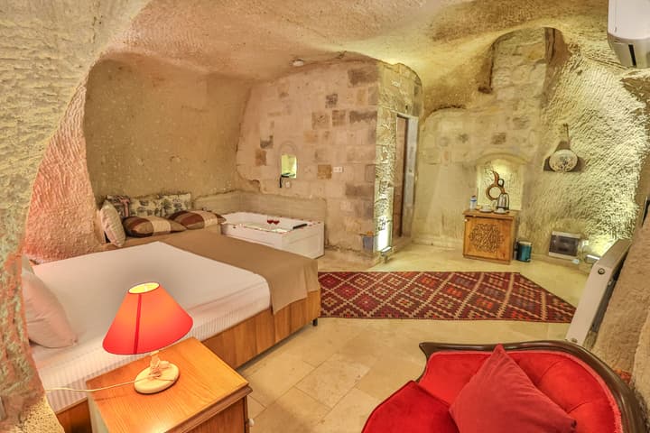 Bedrock Cave Hotel - Adults Only