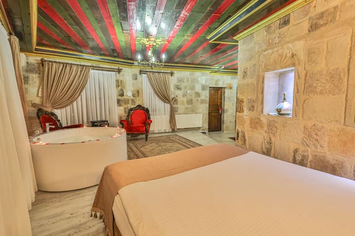 Bedrock Cave Hotel - Adults Only