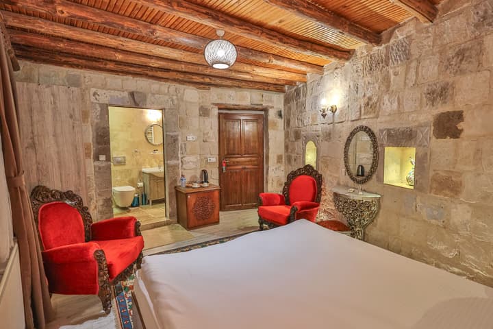 Bedrock Cave Hotel - Adults Only
