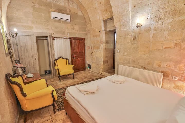 Bedrock Cave Hotel - Adults Only