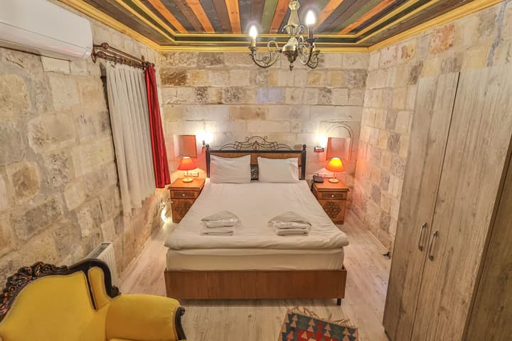 Bedrock Cave Hotel - Adults Only