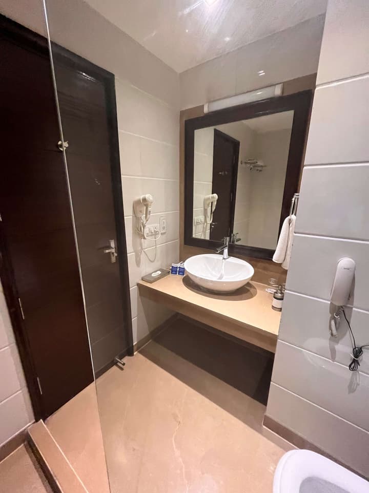 Deventure Sarovar Portico Kapashera