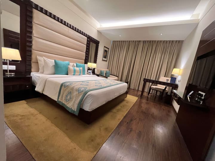 Deventure Sarovar Portico Kapashera
